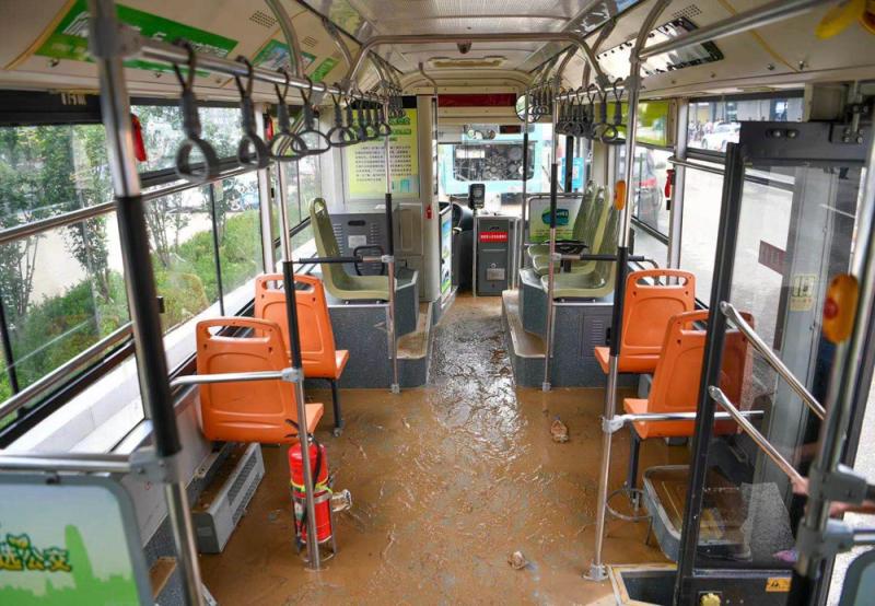 水退后车内留下淤泥 水退后车内留下淤泥