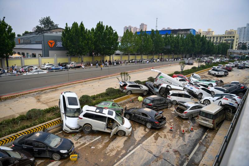 水已退却,南北大动脉京广隧道北线出入口,抛锚车辆堆积 水已退却,南北大动脉京广隧道北线出入口,抛锚车辆堆积