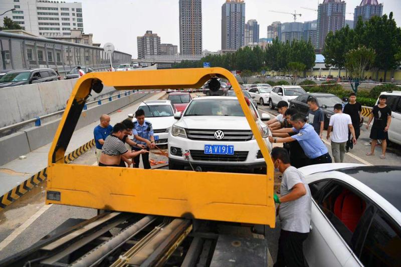 现场群众一起帮助 现场群众一起帮助