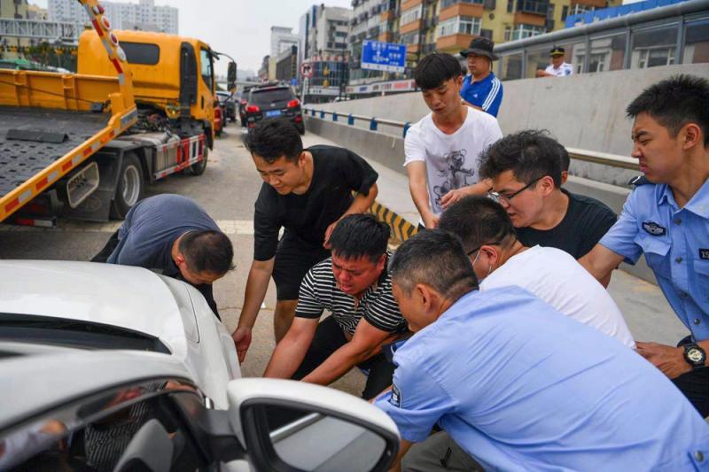 现场群众一起帮助 现场群众一起帮助