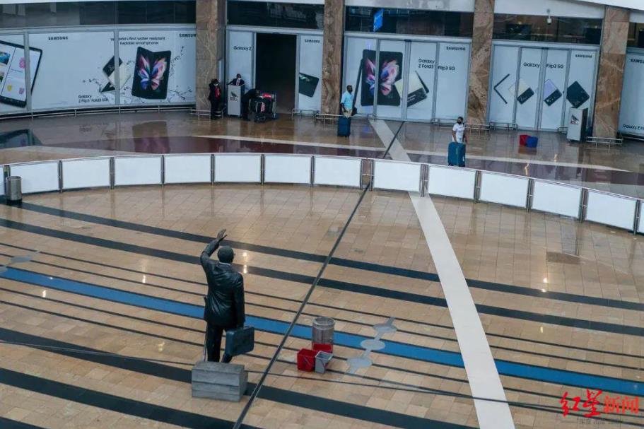 进出南非的很多航班被取消,约翰内斯堡机场变得空荡荡 进出南非的很多航班被取消,约翰内斯堡机场变得空荡荡