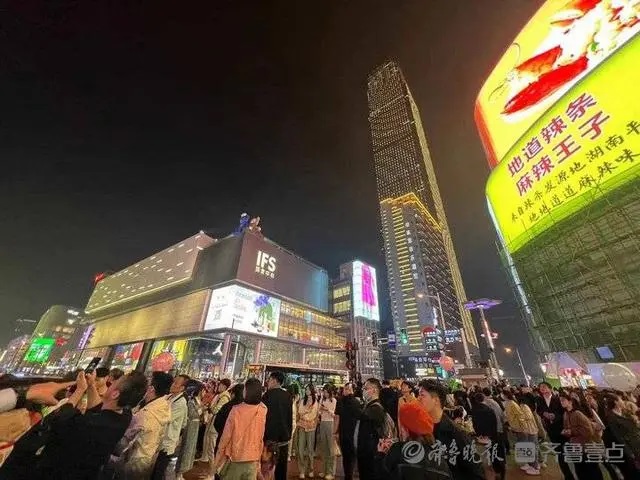 “欢迎马先生常回来看看,尝一尝家乡的小吃!臭豆腐、糖油粑粑、小龙虾、杀猪粉,这些都是必选美食,吃完这 ... “欢迎马先生常回来看看,尝一尝家乡的小吃!臭豆腐、糖油粑粑、小龙虾、杀猪粉,这些都是必选美食,吃完这 ...