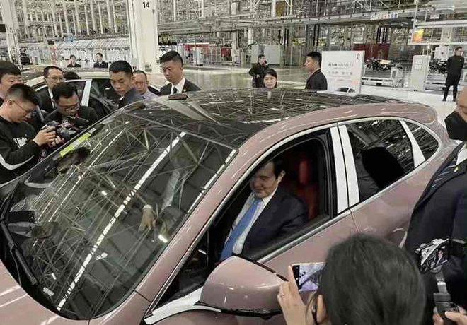 4日上午,马英九在重庆市参观了赛力斯汽车两江智慧工厂,并且体验了赛力斯汽车上的鸿蒙智能座舱 ... 4日上午,马英九在重庆市参观了赛力斯汽车两江智慧工厂,并且体验了赛力斯汽车上的鸿蒙智能座舱 ...