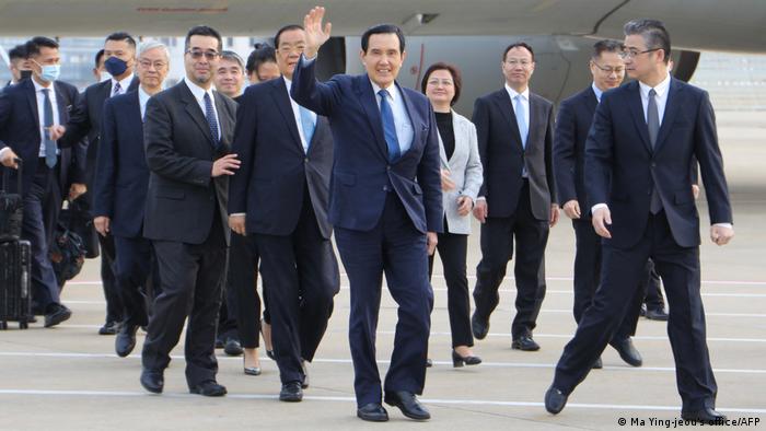 台湾前总统马英九3月27日起率团首访中国,图为他在上海浦东机场下机时 台湾前总统马英九3月27日起率团首访中国,图为他在上海浦东机场下机时