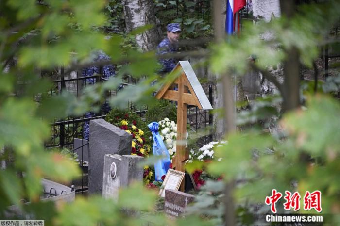 普里戈任的葬礼结束后,墓地附近放有鲜花 普里戈任的葬礼结束后,墓地附近放有鲜花